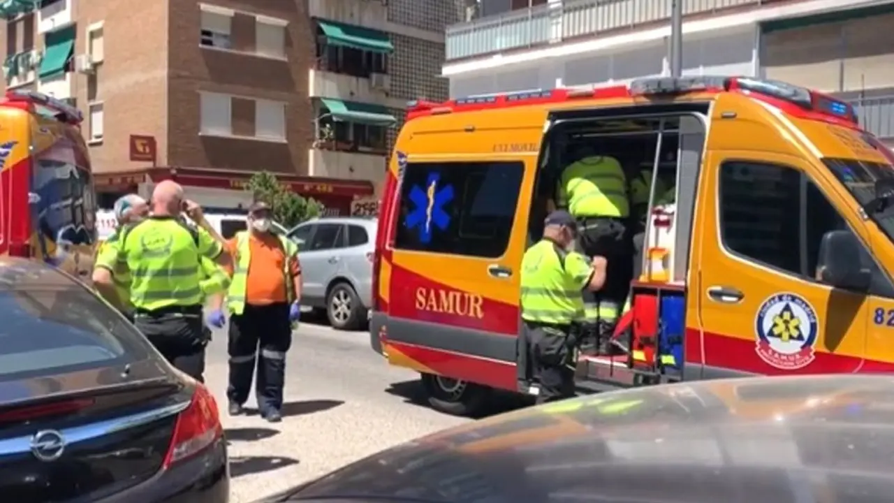 Muere una mujer desfallecida en plena calle tras sufrir un golpe de calor, ambulancia, reyerta, asesinato, cadáver, atropello, atropellado, herido, colisión, choque, moto, motorista,&nbsp;