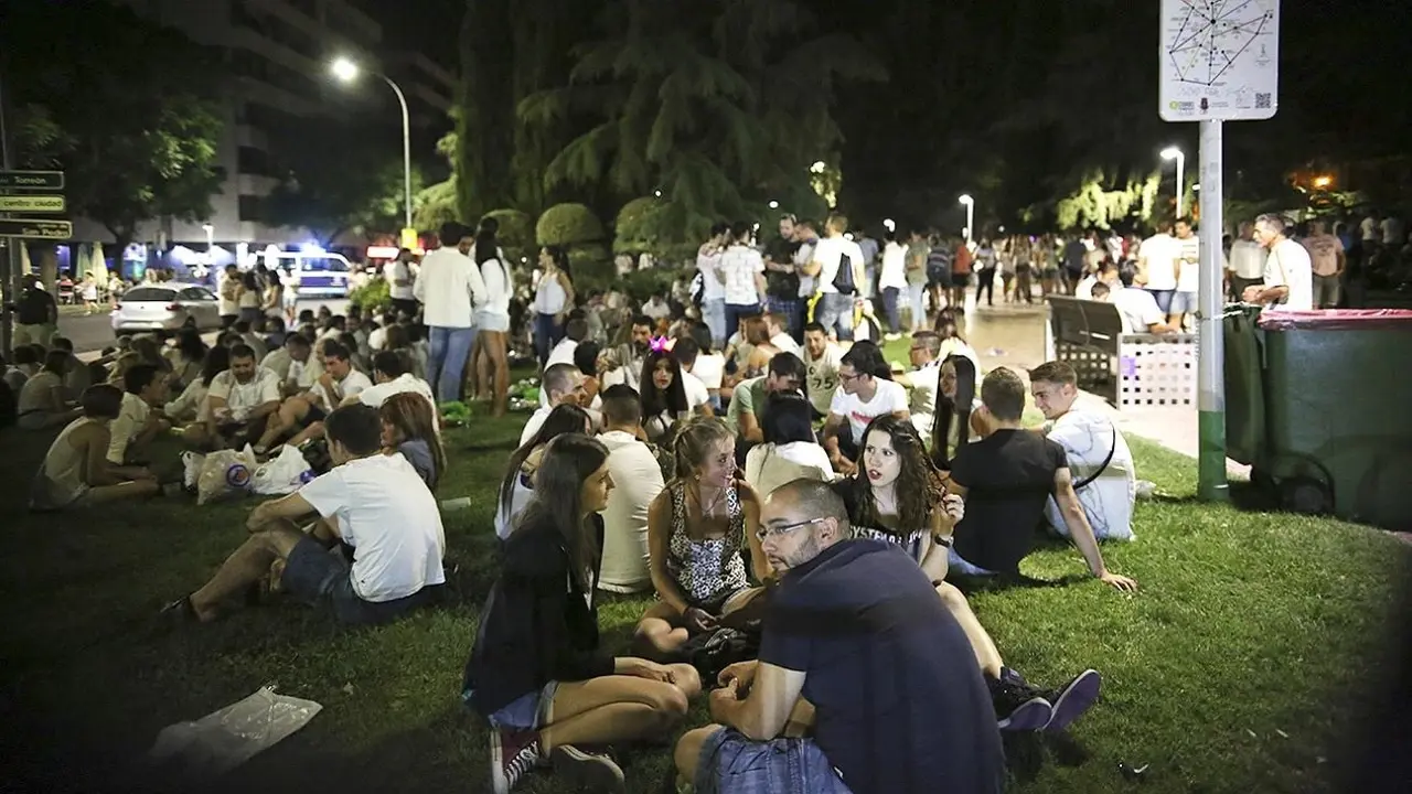 Imagen de archivo de un botellón en los Jardines del Torreón de Ciudad Real - Fotografía: LANZA/Clara Manzano