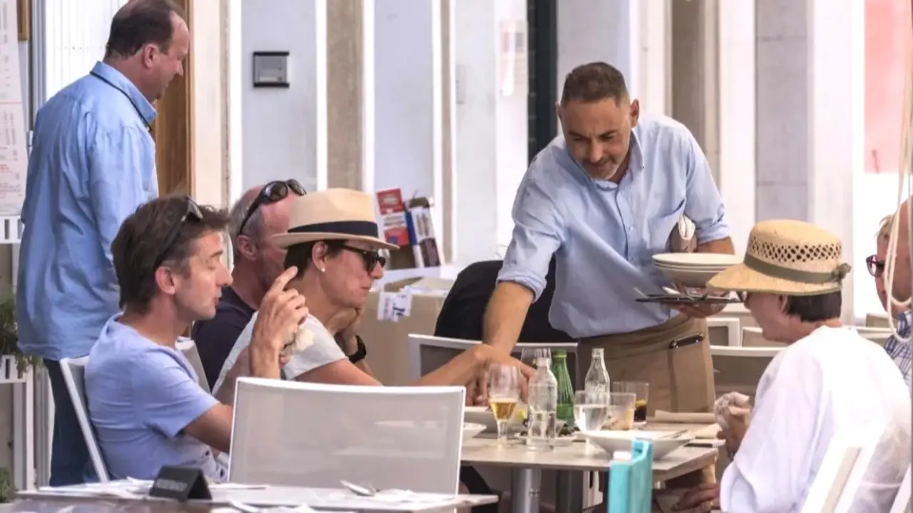 Los contratos de menos de una semana de duración caen un 18% este verano, hostelería, terraza, turismo, sector turístico, camarero, empleo, trabajador,&nbsp;
