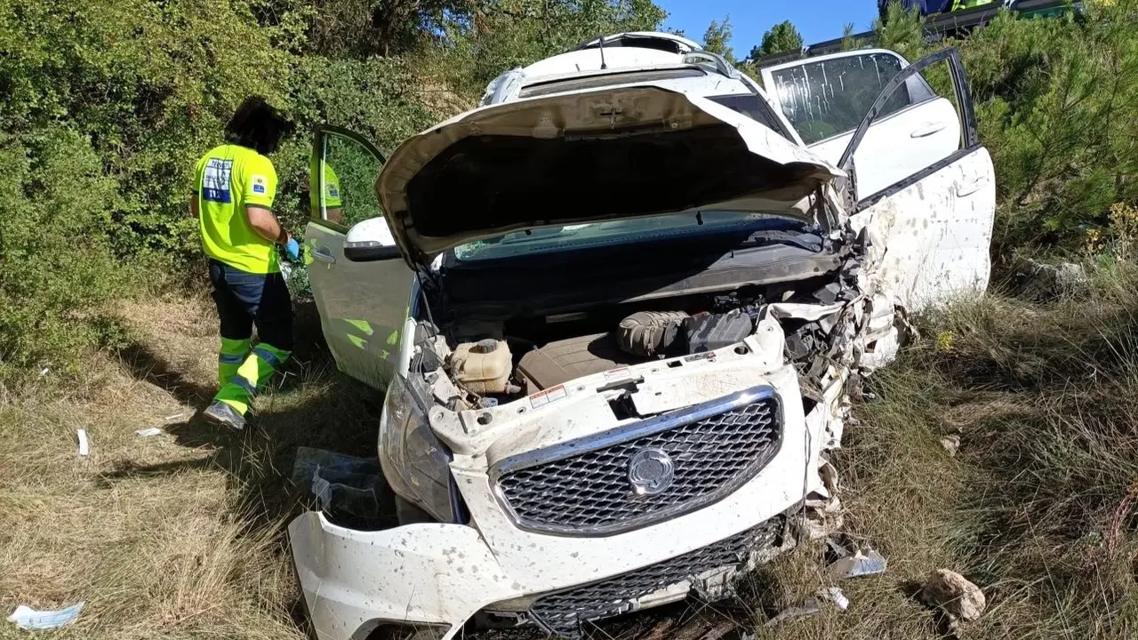 La Guardia Civil investiga a uno de los heridos en el accidente de tráfico en Monteagudo de las Salinas, salida de vía, terraplén,&nbsp;