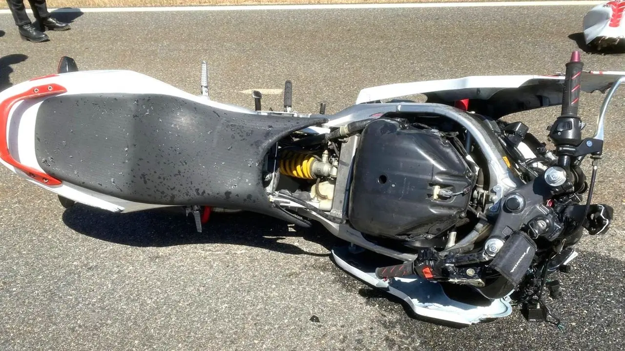 Muere un joven de 28 años al sufrir una caída con la moto que iba conduciendo, motorista