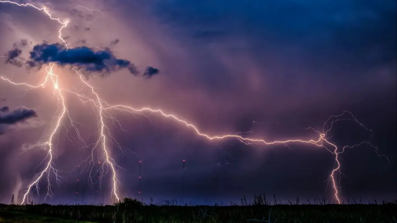 Muere un novio alcanzado por un rayo mientras posaba para las fotos de su boda, rayos, tormenta, temporal,&nbsp;