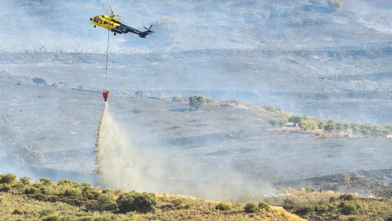 En la imagen de archivo un medo aéreo del INFOCAM participando en la extinción de un incendio este verano en Chiloeches (Guadalajara)