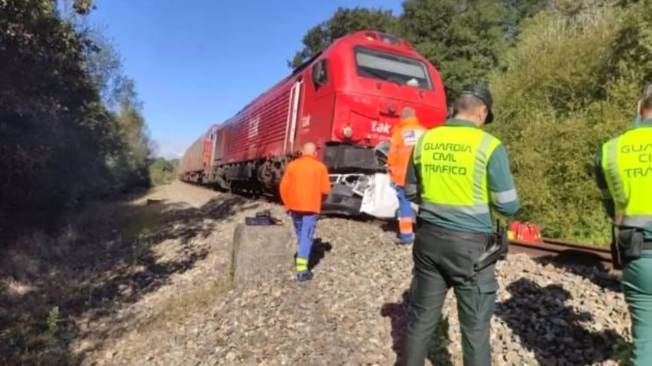 Muere un conductor de 50 años al ser arrollado por un tren en un paso a nivel