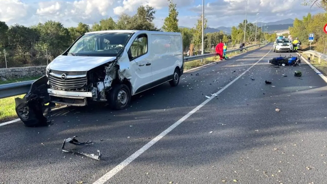 Muere un motorista tras colisionar frontalmente con una furgoneta en carretera, moto, accidente de tráfico
