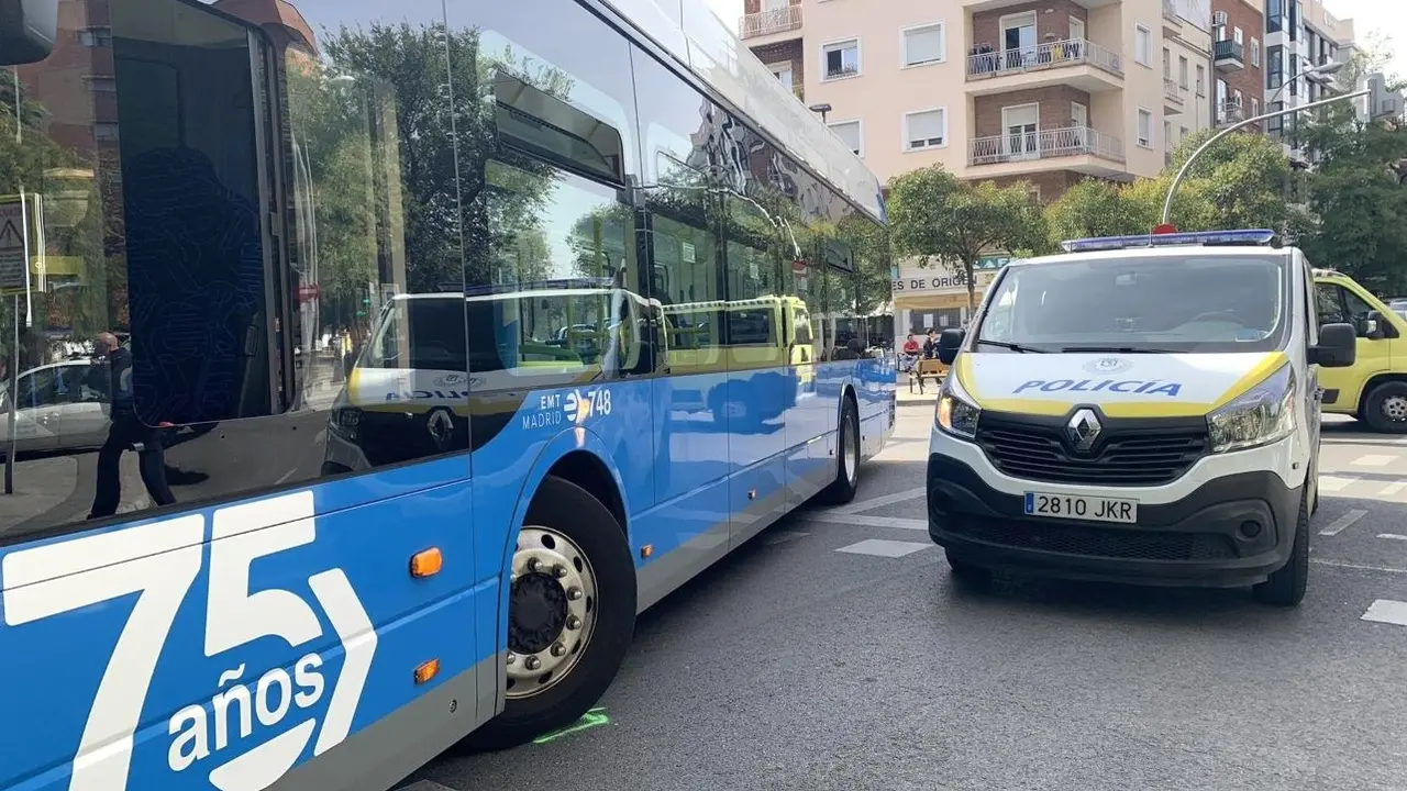 Muere un hombre al ser atropellado por un autobús del transporte urbano en una intersección