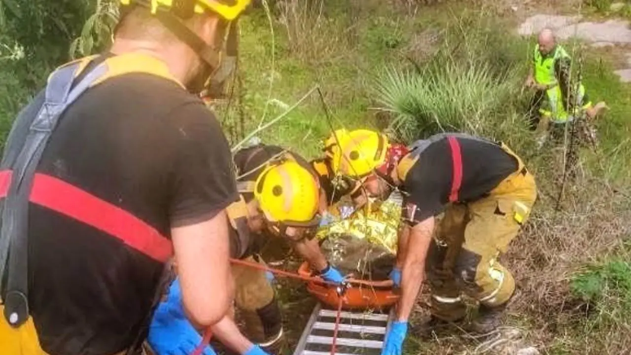 Muere un hombre al salirse de la carretera con su moto y caer por un barranco