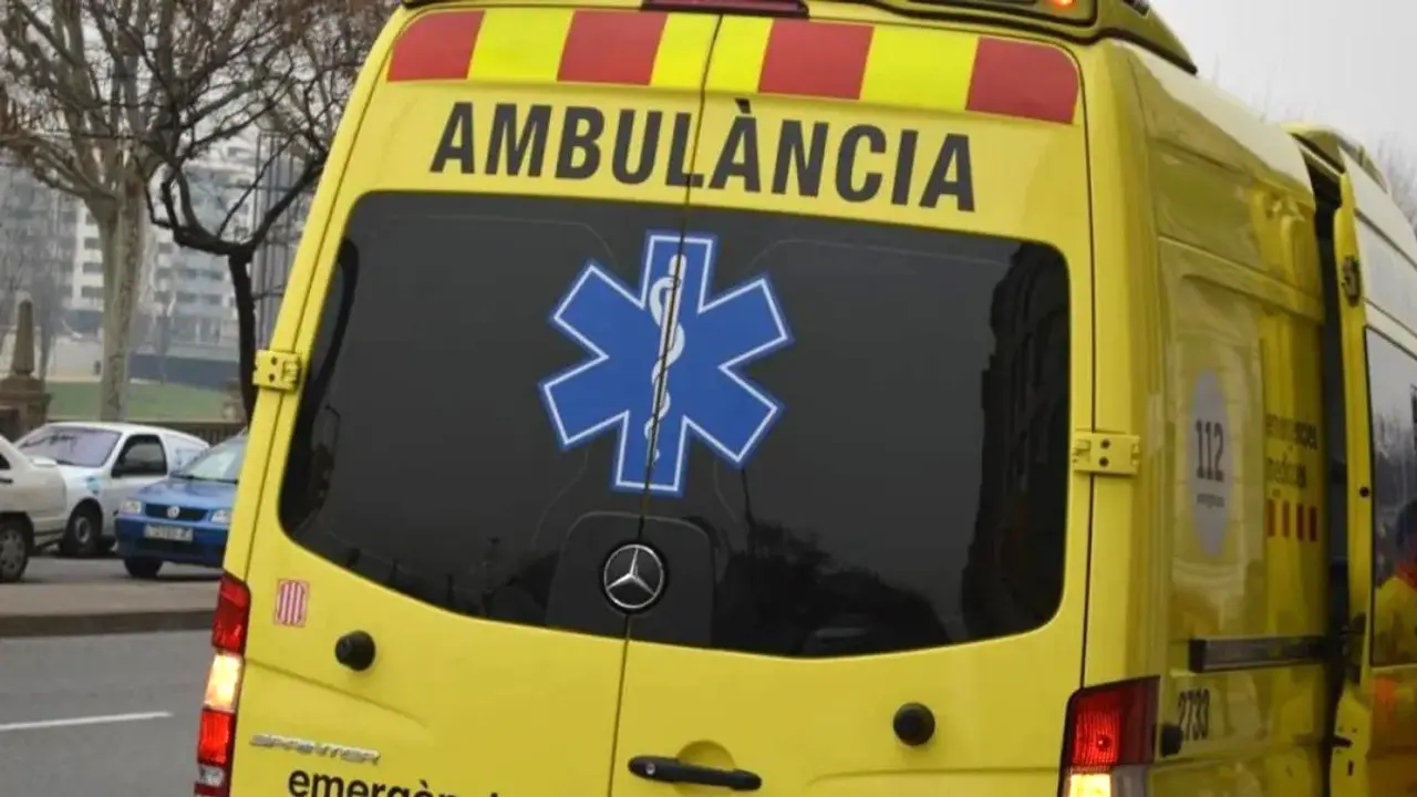 Muere un niño de 3 años tras caer al vacío de un noveno piso de un edificio, ambulancia, accidente, atropello