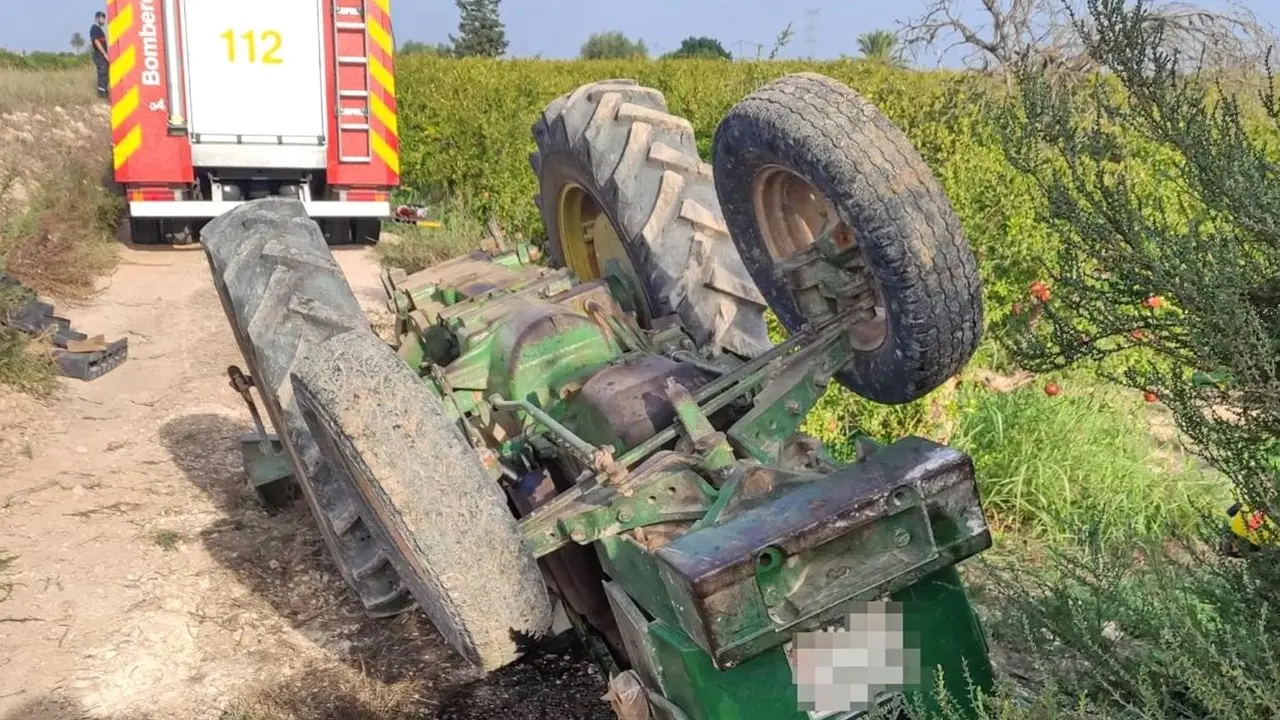Muere un hombre al volcar el tractor que manejaba y quedar atrapado debajo
