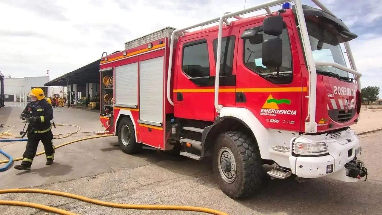Imagen de archivo de una dotación de bomberos del Consorcio de Emergencias de Ciudad Real (SCIS) actuando en la extinción de un incendio