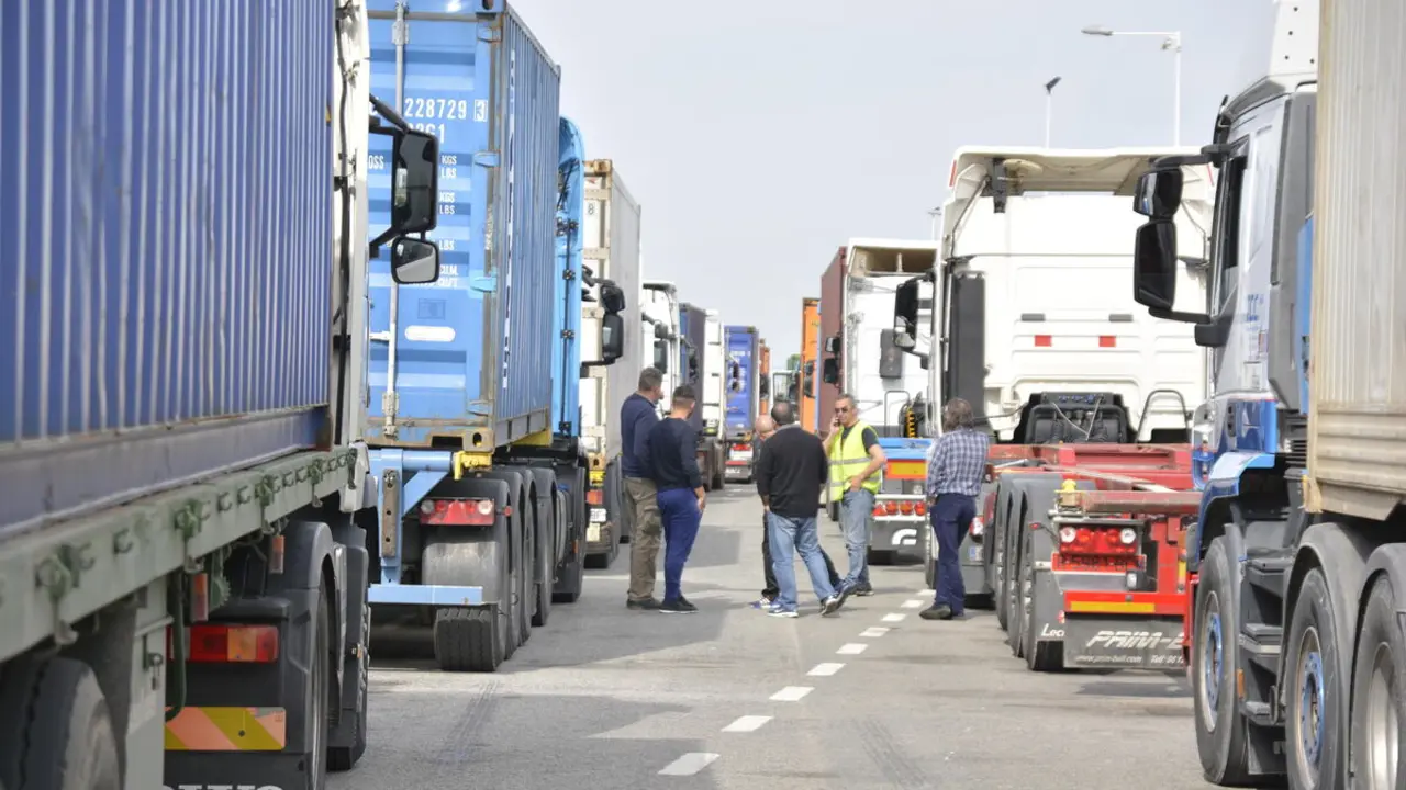 Transportistas autónomos convocan un nuevo paro indefinido desde el domingo, camioneros, camiones, transporte, huelga,