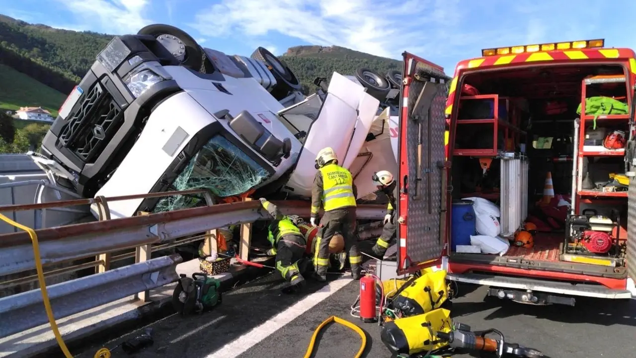 Muere un hombre de 49 años al volcar el camión cisterna que conducía en una autovía