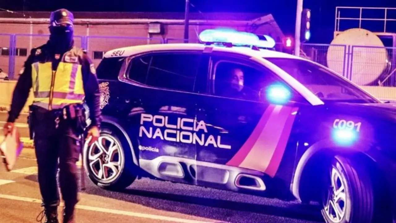 Se cuela en la cama de la novia del hijo y la viola mientras él dormía al lado, policía nacional, patrulla,&nbsp;