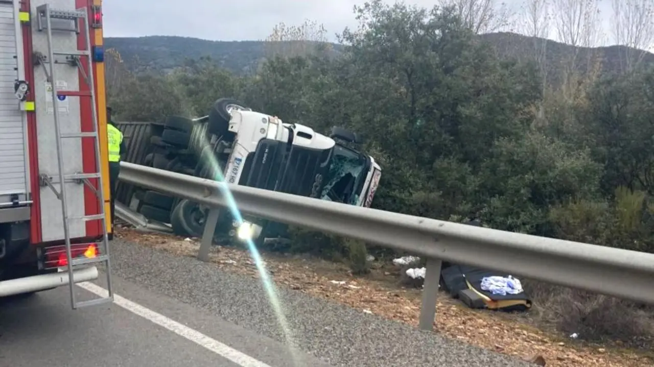 Muere un conductor tras volcar el camión que conducía con ganado en la N-430 en Piedrabuena (Ciudad Real) - Fotografía: LANZA