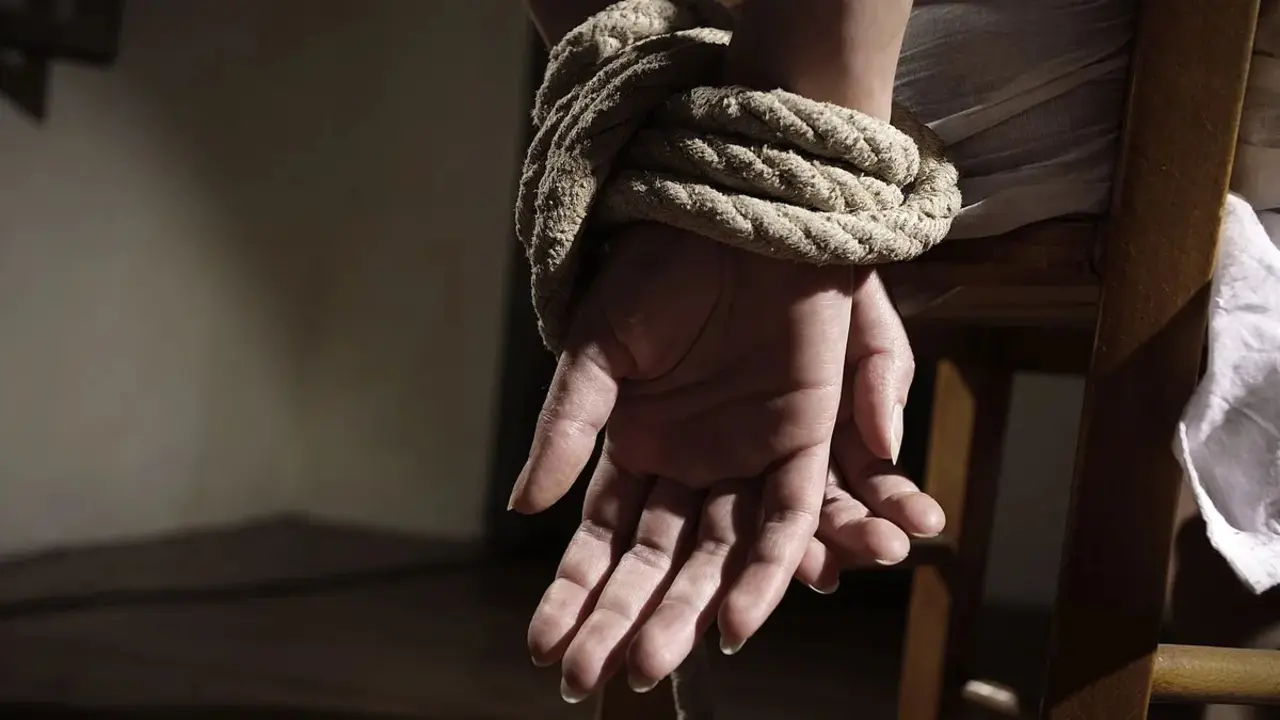 Una joven ingresa en un hospital y descubren que llevaba secuestrada ocho años, secuestro, violencia de género, violencia machista, asesinato, crimen, cadáver, violación, agresión sexual
