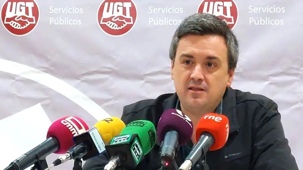 El responsable de sanidad de UGT Castilla-La Mancha, Fernando Peiró, en rueda de prensa