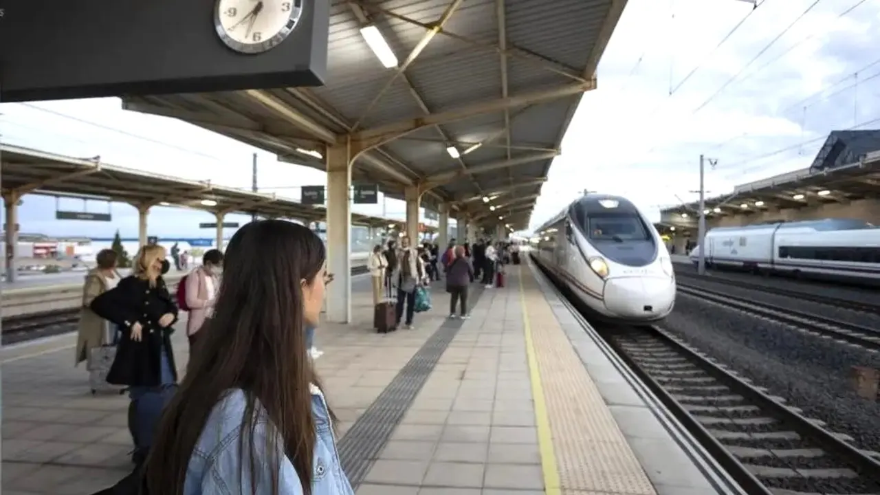 Denuncian que Renfe suprime plazas de tren Avant que trabajadores usan a diario, estación, trenes, AVE, tren, transporte, viajeros,