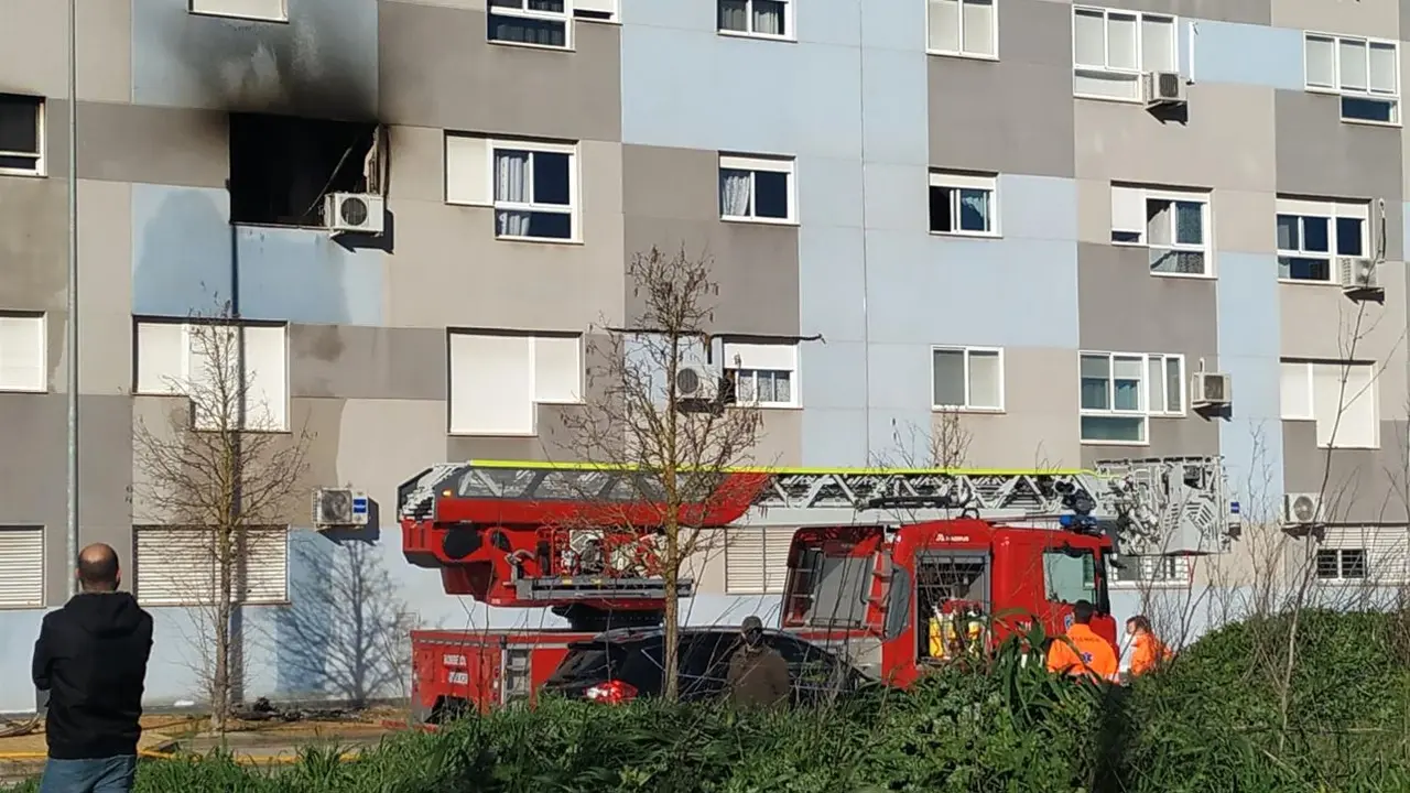 Un hombre muerto y dos heridos graves en el incendio originado en una vivienda