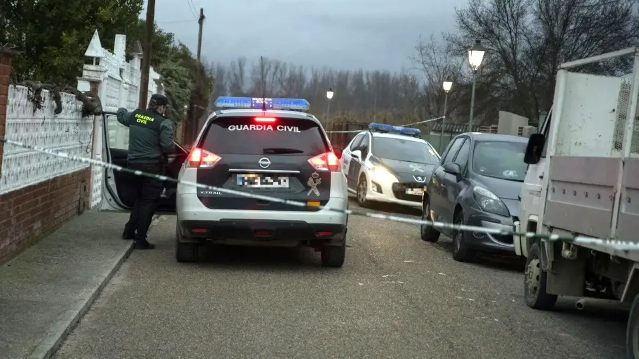 Miembros de la Guardia Civil en la vivienda donde una mujer de 34 años y en avanzado estado de gestación ha sido presuntamente asesinada con un arma blanca en Escalona (Toledo) por su expareja - EFE/Ismael Herrero
