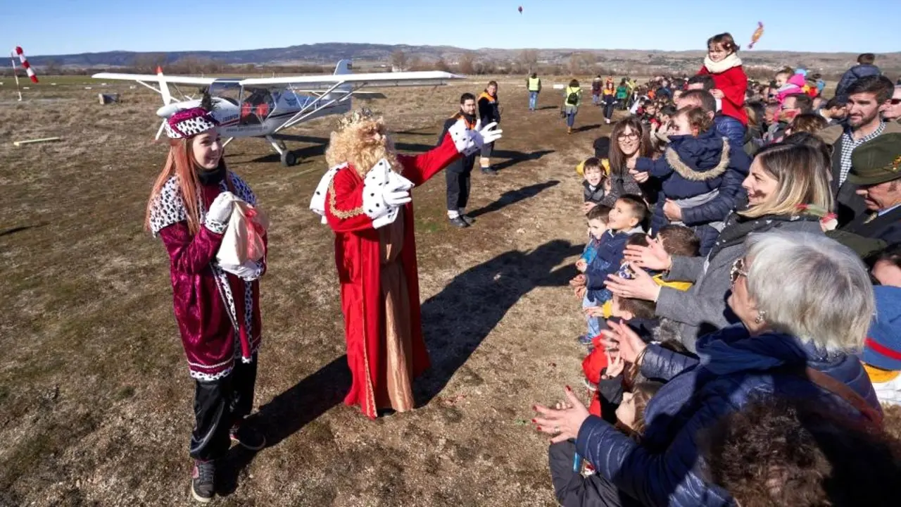 En la localidad de Alarilla, en Guadalajara, los Reyes Magos y sus pajes volverán a lanzarse en ala delta y parapente desde el cerro de La Muela para volar hasta este pueblo