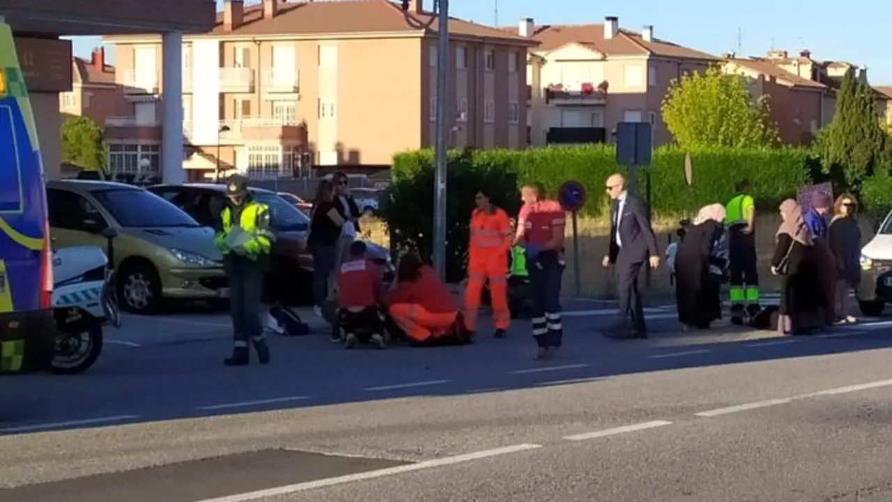 Imagen de archivo de efectivos de emergencias actuando ante un atropello en una travesía, atropellado, atropellada, moto, motorista, accidente de tráfico, colisión, choque, peatón,&nbsp;