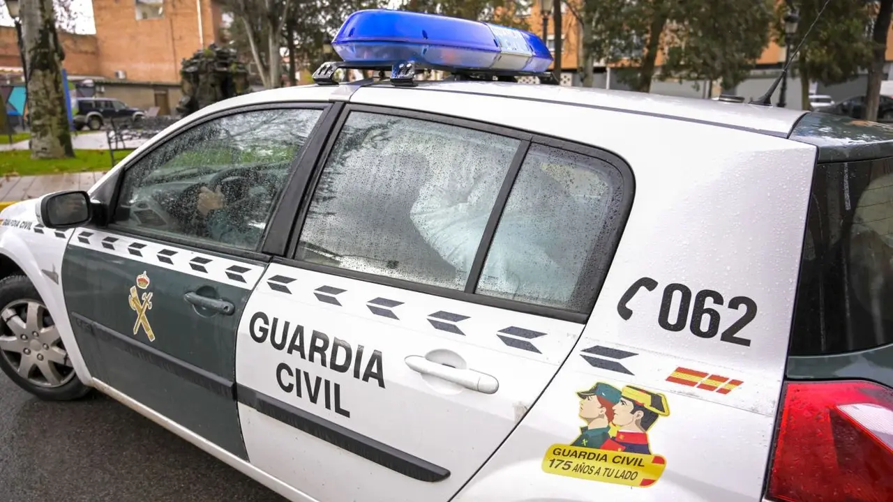 La Guardia Civil detiene al hombre que vivía con la joven de 24 años que ha muerto este domingo agredida con un arma blanca en Piedrabuena (Ciudad Real), como presunto autor del ataque que le ha costado la vida - EFE/ Jesús Monroy, detenido