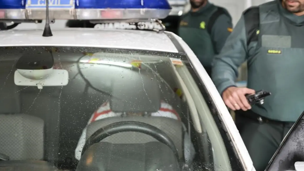 La Guardia Civil detiene al hombre que vivía con la joven de 24 años que ha muerto este domingo agredida con un arma blanca en Piedrabuena (Ciudad Real), como presunto autor del ataque que le ha costado la vida - EFE/ Jesús Monroy, detenido