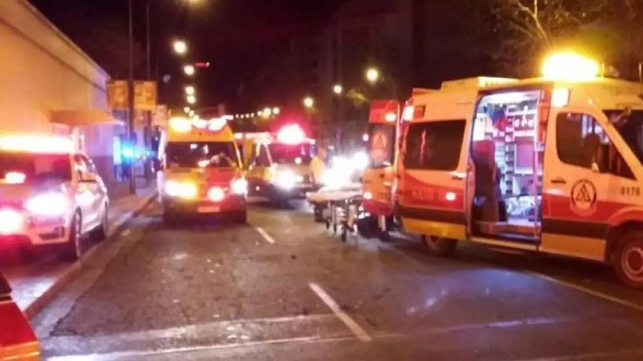 En la imagen de archivo varias ambulancias desplazadas ante una emergencia