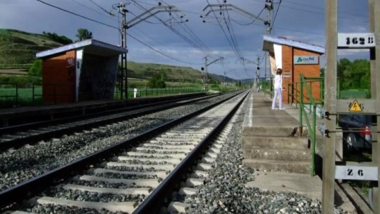 Imagen de archivo de un apeadero, tren, ferrocarril, trenes, catenaria, vía ferroviaria,&nbsp;