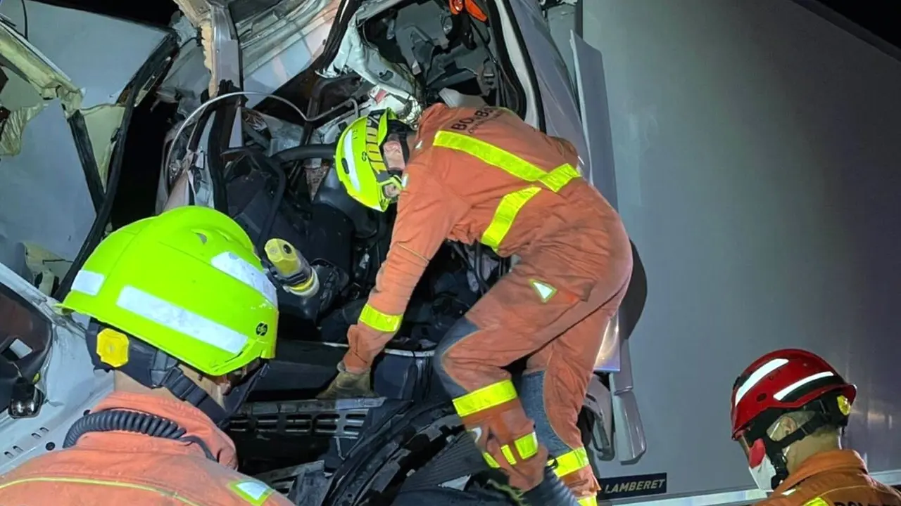 Muere un camionero tras chocar con otro camión que estaba parado por avería