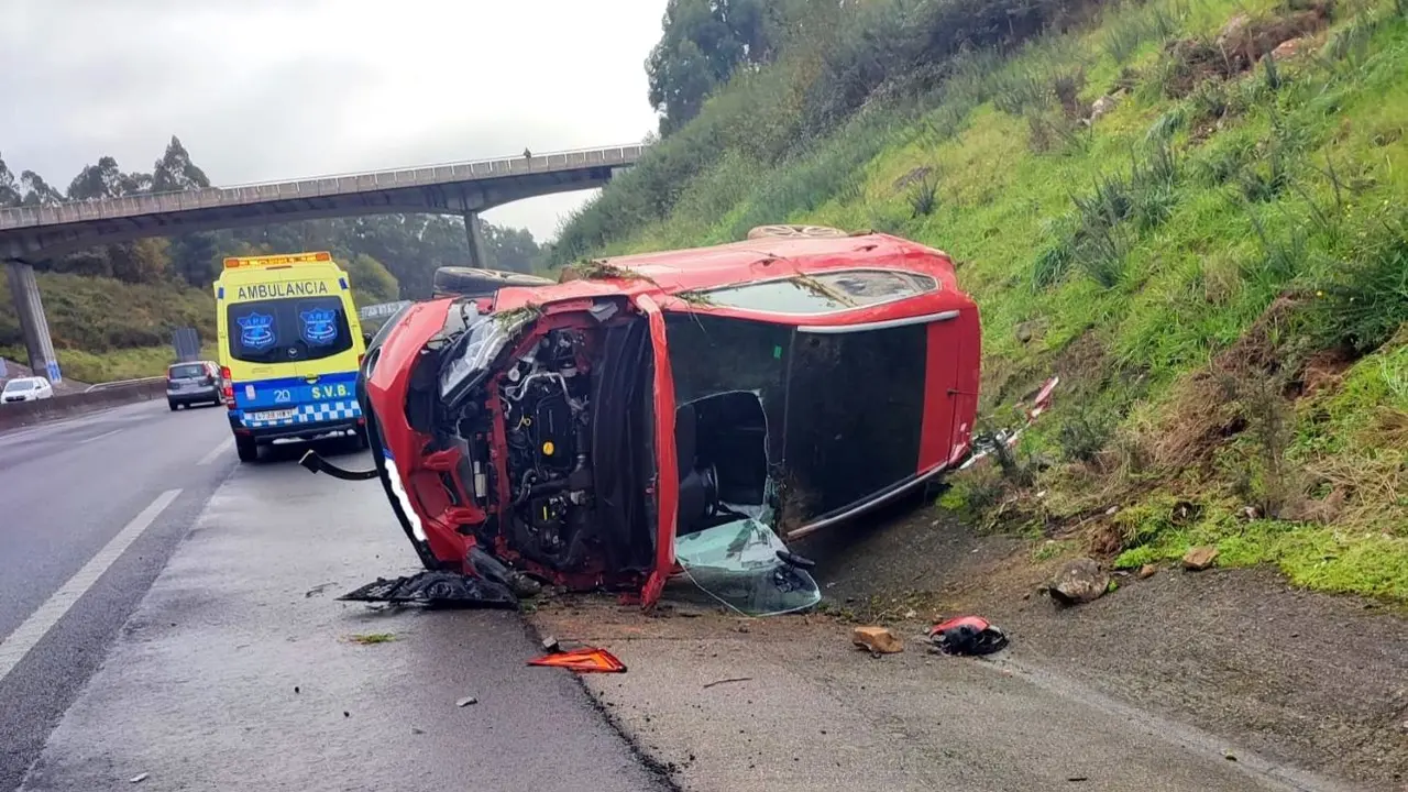 Muere un joven de 20 años y tres heridos al colisionar un turismo con un talud, accidente de tráfico, salida de vía, colisión, choque,&nbsp;