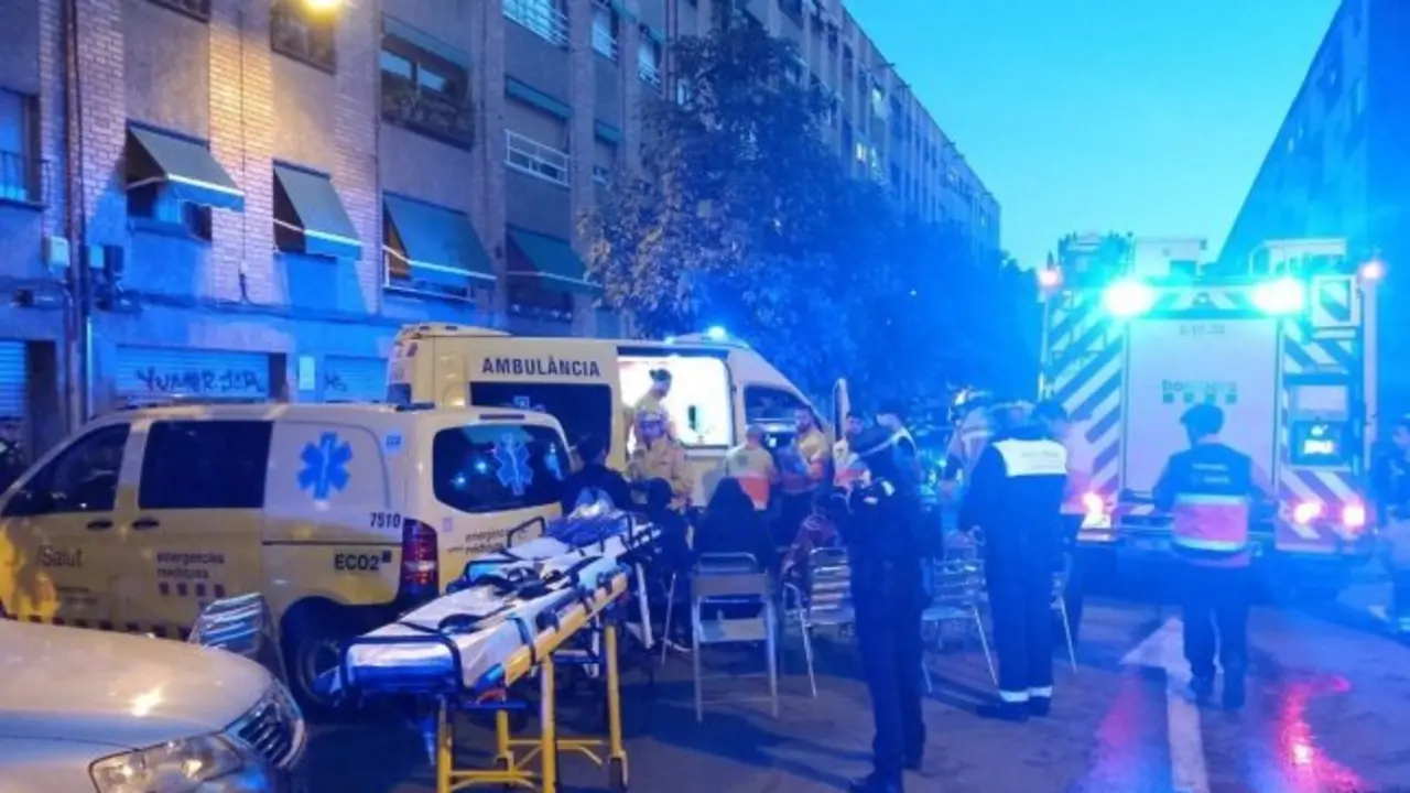 Un patinete eléctrico explota en un piso y provoca un incendio con 21 heridos, ambulancia,&nbsp;