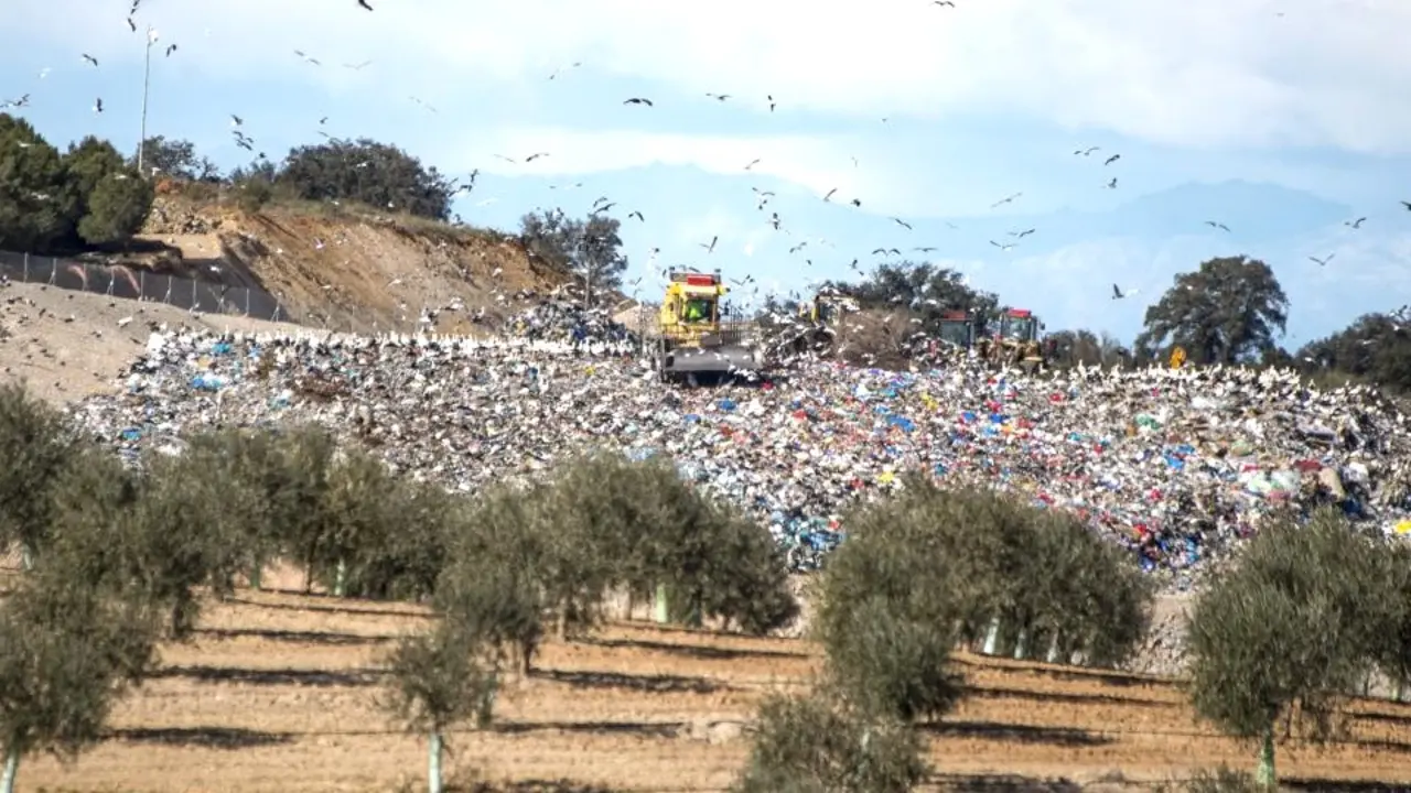 Vista del vertedero Ecoparque de Toledo donde eran hallados los restos de Fernando y Ángel, los dos primos de 17 y 11 años, respectivamente, desaparecido en Madrid en diciembre - EFE/Ismael Herrero