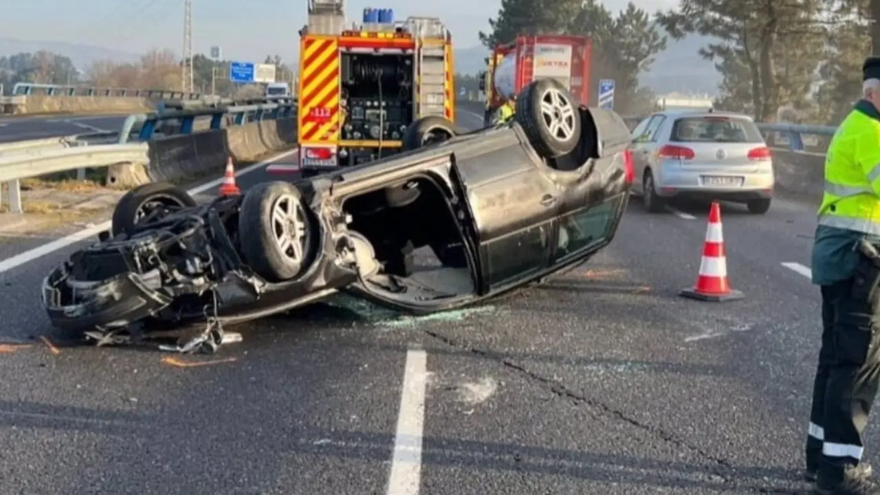 Muere un hombre tras salirse de la vía su vehículo y volcar en la autovía A-55, accidente de tráfico, choque, colisión, salida de vía,&nbsp;