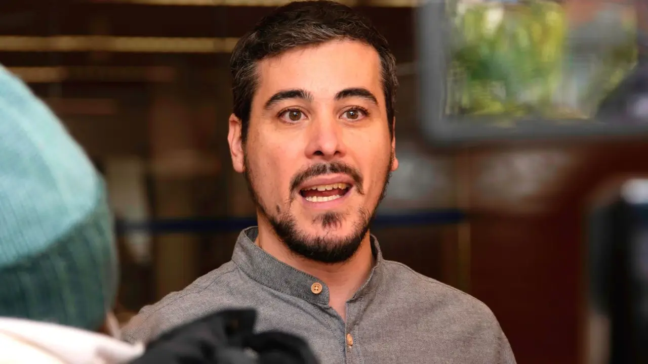 El coordinador autonómico de Podemos en Castilla-La Mancha, José Luis García Gascón, en una imagen de archivo atendiendo a los medios