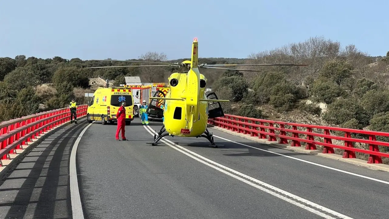 Muere un joven de 19 años en una colisión frontal entre dos coches en carretera, choque, accidente de tráfico, helicóptero