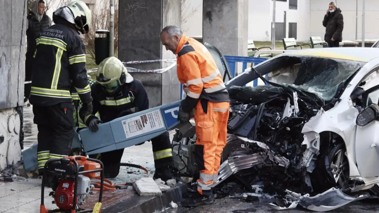 Muere un joven de 30 años al chocar el coche que conducía contra un edificio, accidente de tráfico, choque, colisión