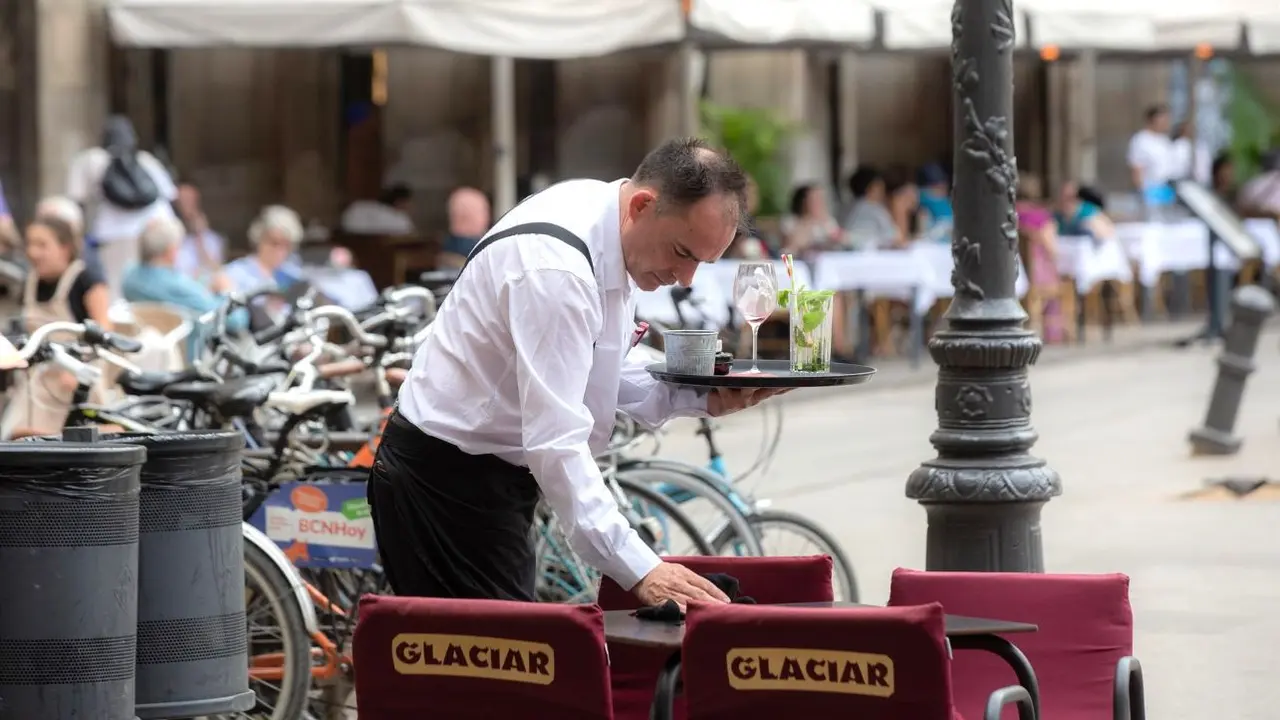 La facturación del sector servicios creció el 12,3% y el empleo el 3,5% en 2022, camarero, hostelería, terraza, paro, EPA, trabajador,&nbsp;