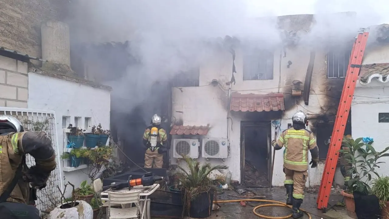 Muere un matrimonio calcinado entre las llamas del incendio de una vivienda, bomberos, fuego, extinción, cadáver