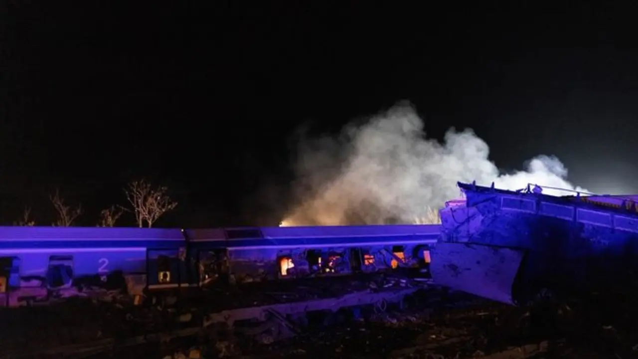 Decenas de muertos y heridos al chocar dos trenes, de pasajeros y de mercancías