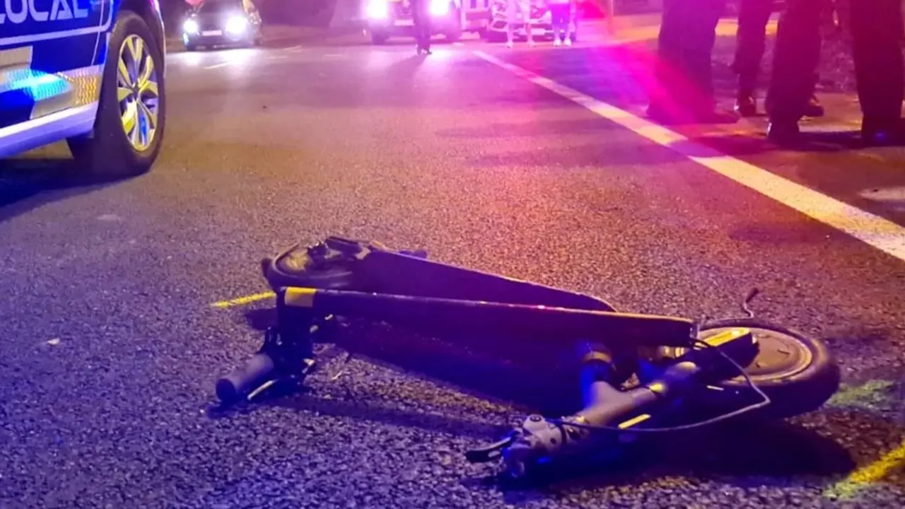 Muere un joven en extrañas circunstancias cuando iba en patinete por una calle