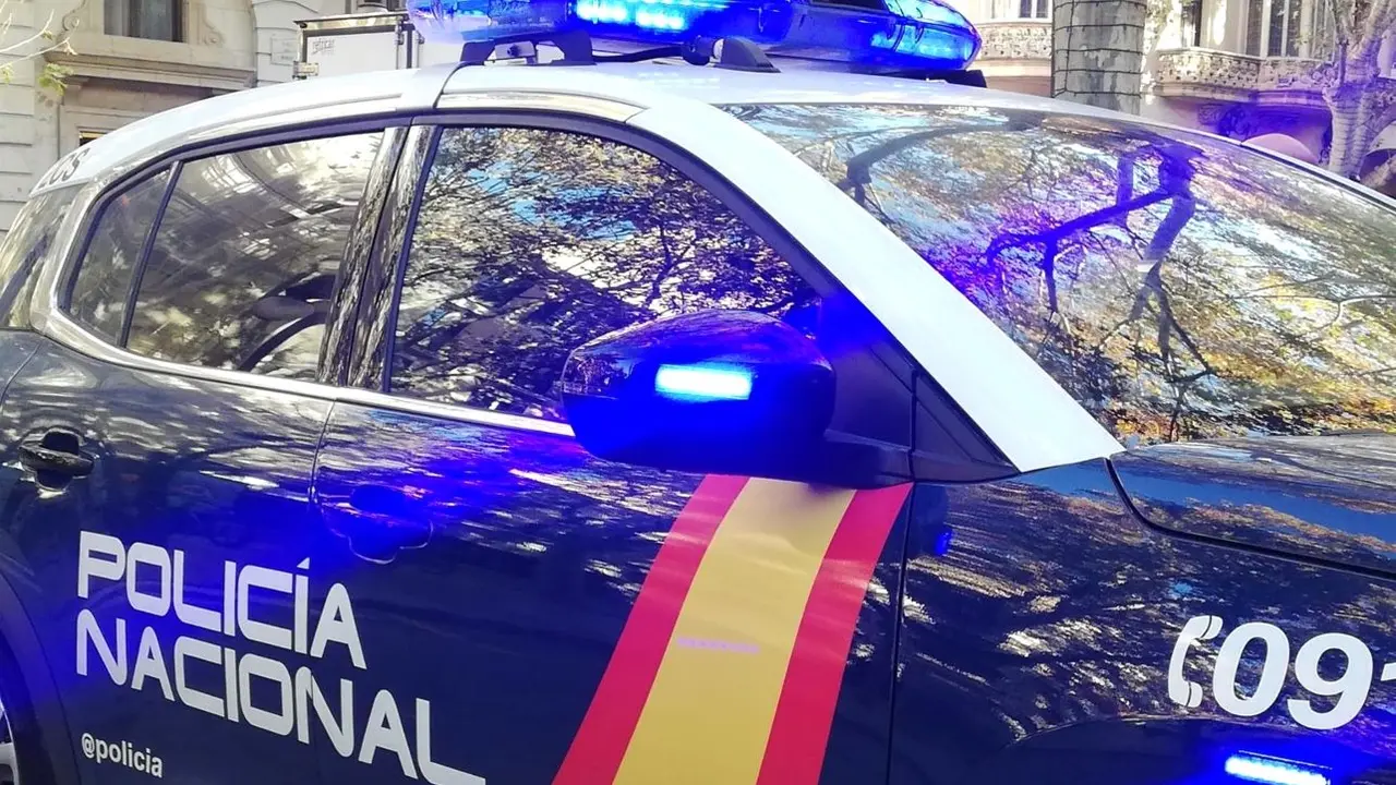 Muere una joven tras entrar a un comercio y cortarse el cuello con un cuchillo, Policía nacional, patrulla, asesinato, crimen, cadáver, reyerta, agentes, policia, robo, violencia de género,&nbsp;