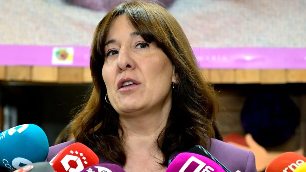 La consejera de Igualdad y portavoz del Gobierno de Castilla-La Mancha, Blanca Fernández, atendiendo a los medios de comunicación este lunes en Ciudad Real - EFE/Jesús Monroy