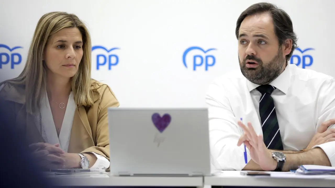 El presidente del PP de Castilla-La Mancha, Paco Núñez, junto a la secretaria regional del partido, Carolina Agudo, este miércoles en un momento de la reunión del Comité de Dirección