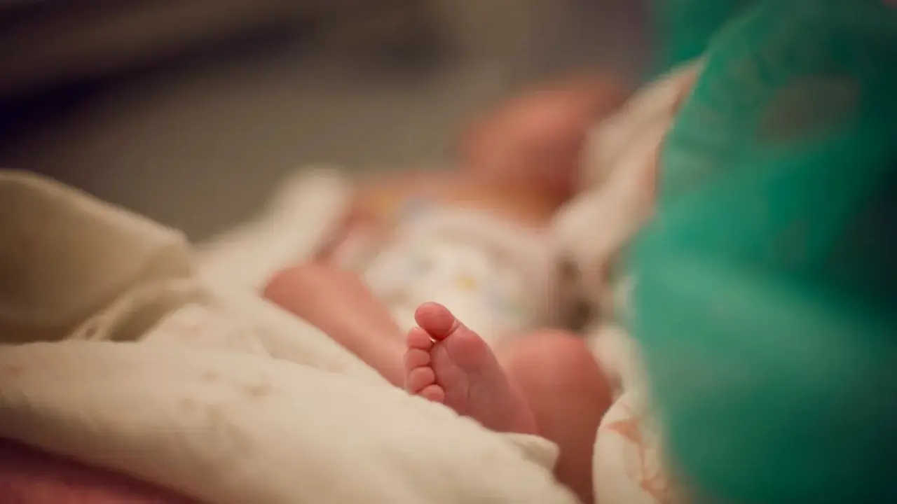 Los médicos creían que maltrataba al bebé por los moretones, pero tiene leucemia