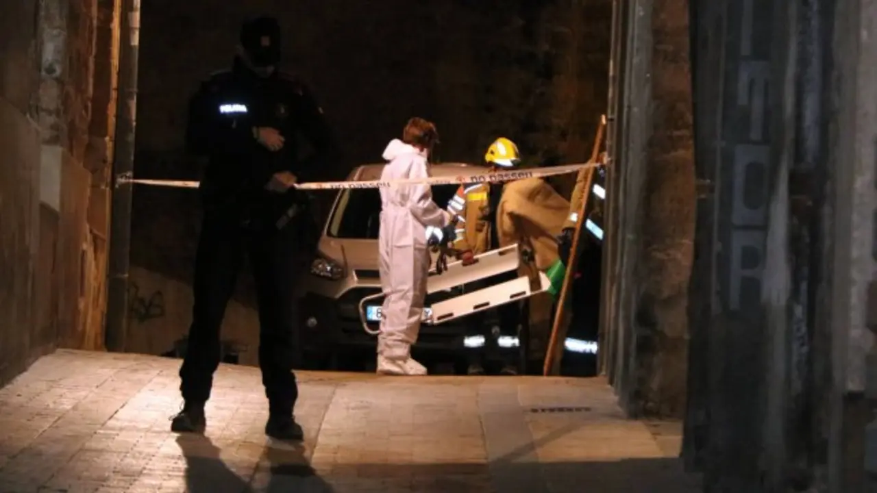 Aparece un cadáver semienterrado en los bajos de un bloque de viviendas ocupado, asesinato, crimen, violencia de género,&nbsp;