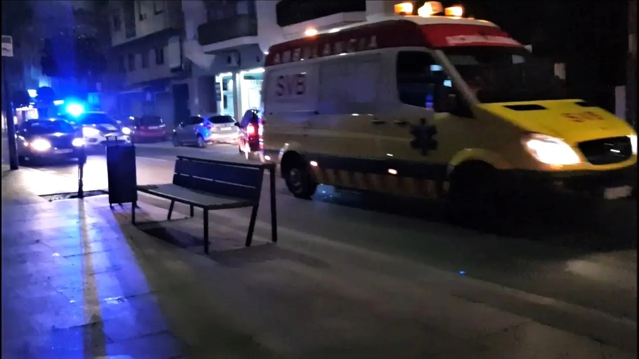 En la imagen de archivo una patrulla de Policía y una ambulancia en el lugar de un suceso, asesinato, crimen, cadáver, reyerta, accidente, atropello, violencia de género,&nbsp;