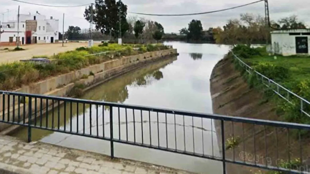 Hallan el cadáver de un hombre tirado en extrañas circunstancias en un canal