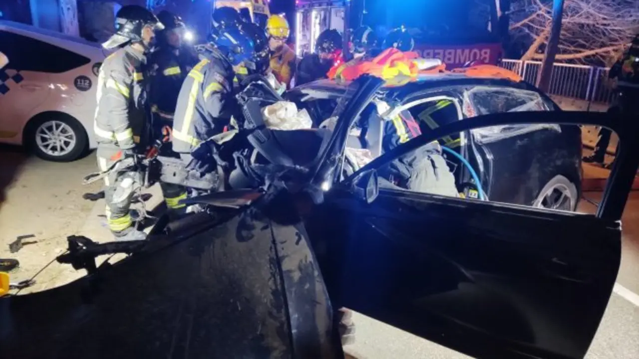 Dos heridos críticos y uno grave al estrellarse con un vehículo contra un muro