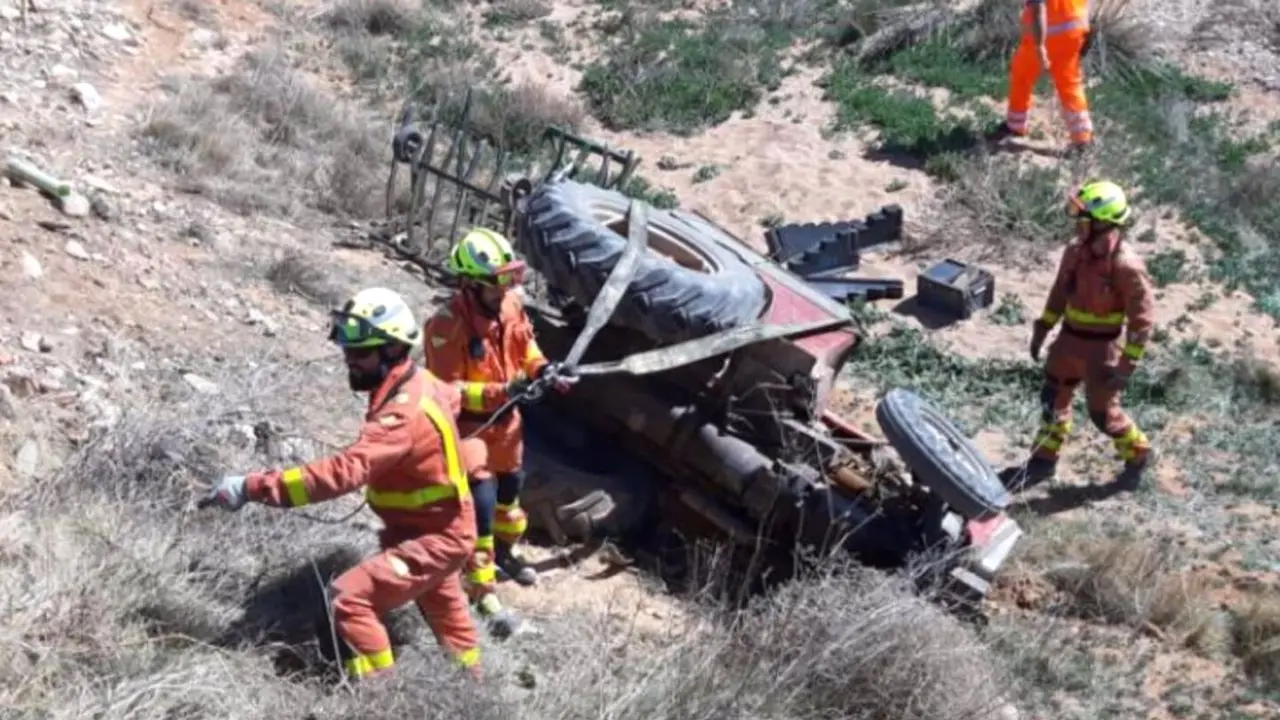 Muere un hombre al volcar con un tractor y quedar atrapado en su interior